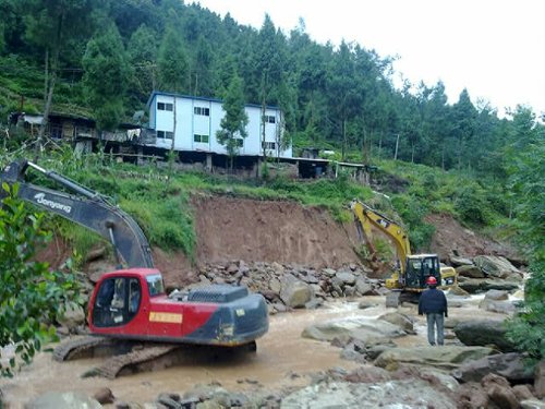 两隧之间设伍家坡中桥（左75m