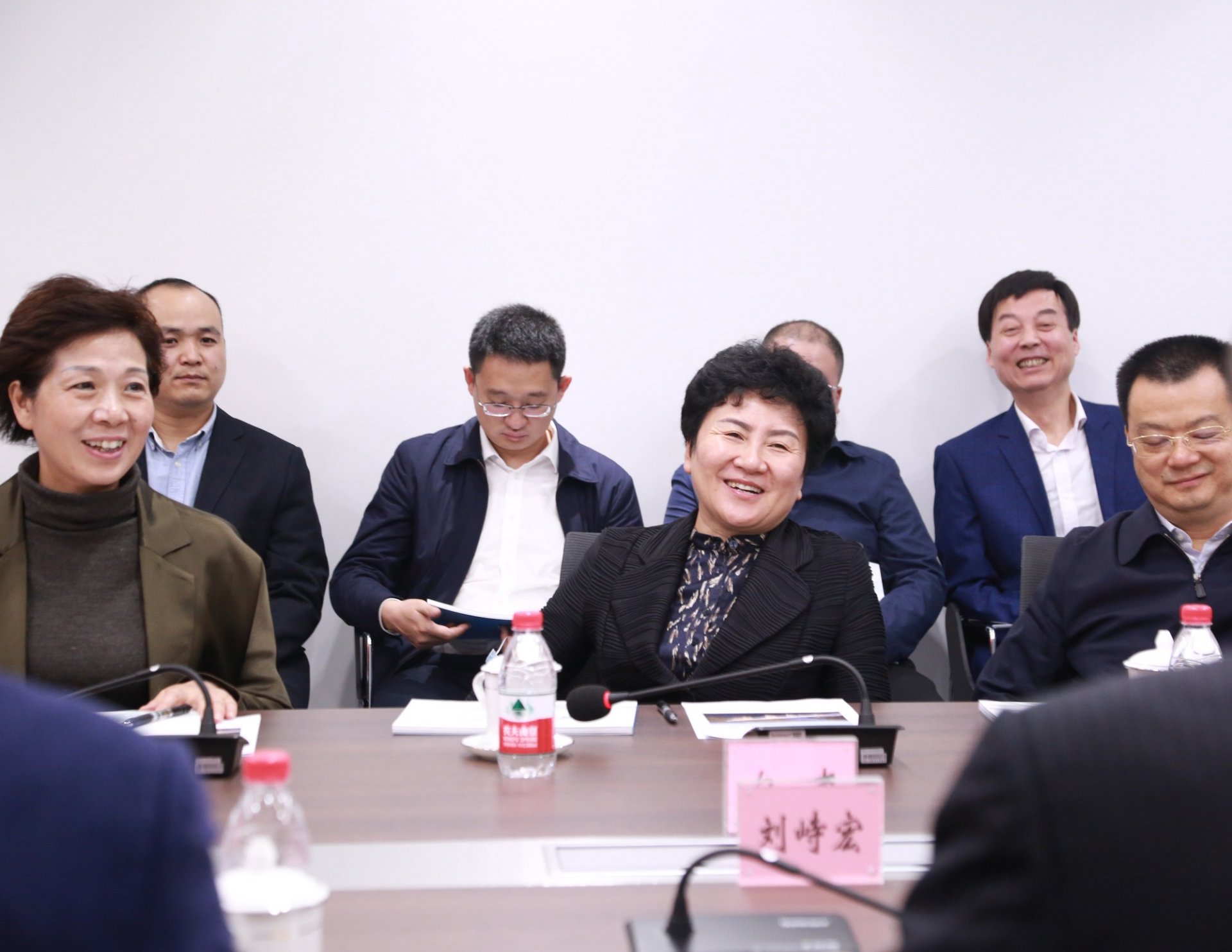 省人大常委会副主任