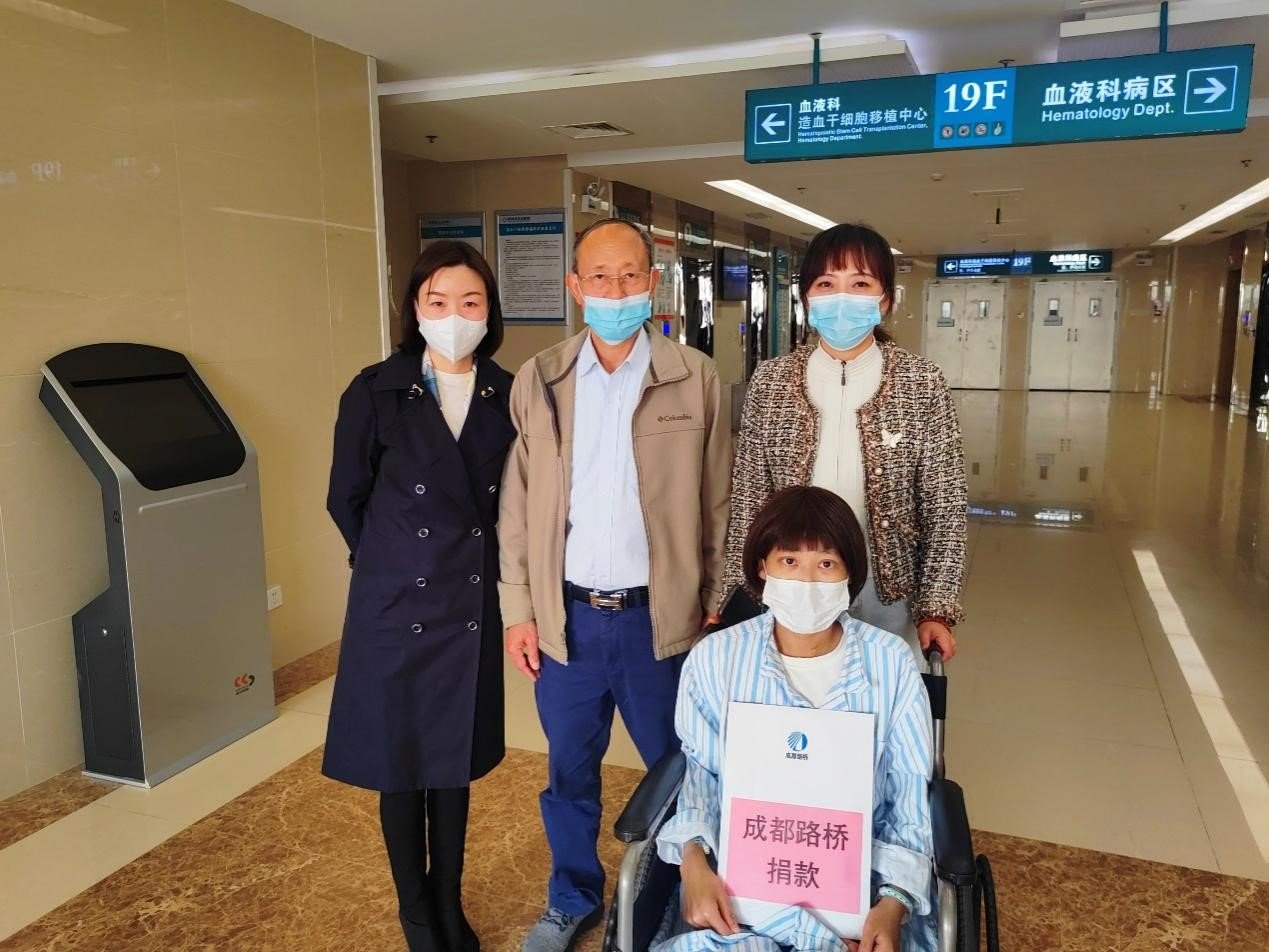 亲手将筹集的爱心善款万元交到唐小玲手